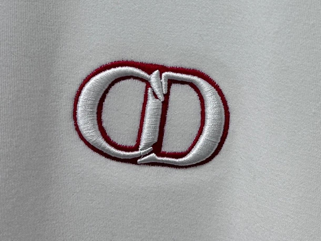 P290 【Dior】Dior half turtleneck embroidered logo plus velvet long-sleeved bottoming shirt with logo pattern embroidery design! The imported high-density double-sided stretch cotton fabric is not stiff and has a rich three-dimensional feel overall. It is a quality export order that meets the simple needs of commuters for dressing. The upper body effect is very good. It is not picky about body shapes and is the same for men and women. Size: S-2XL